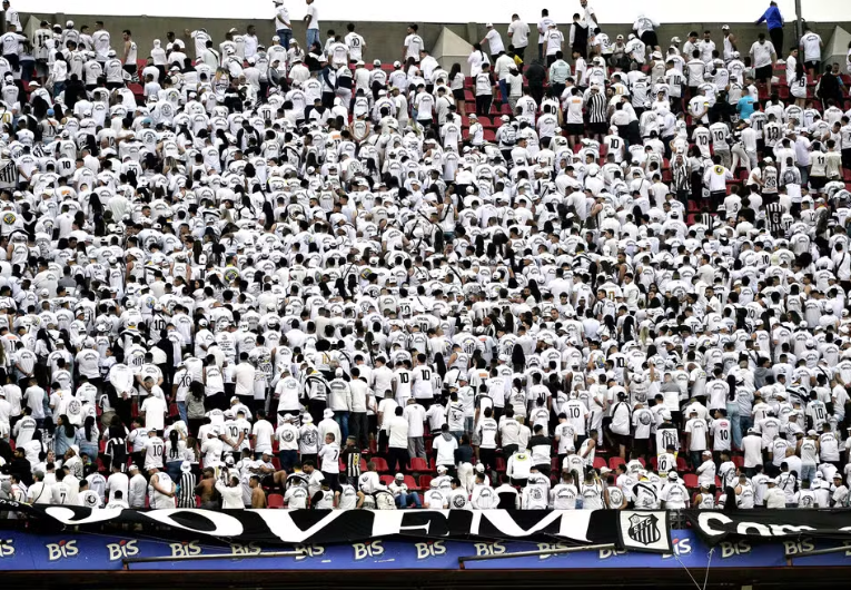 imagem da materia: Em protesto, torcida do Santos 'vira as costas' para equipe
