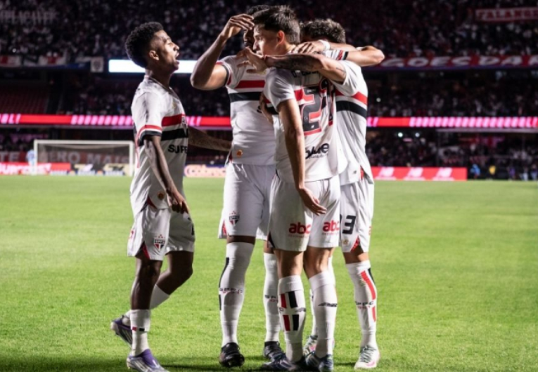 imagem da materia: São Paulo joga bem e vence o Vitória na Série A