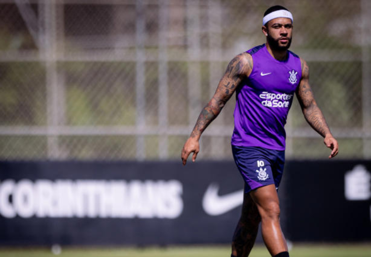 imagem da materia: Memphis Depay avança na recuperação e volta aos treinos