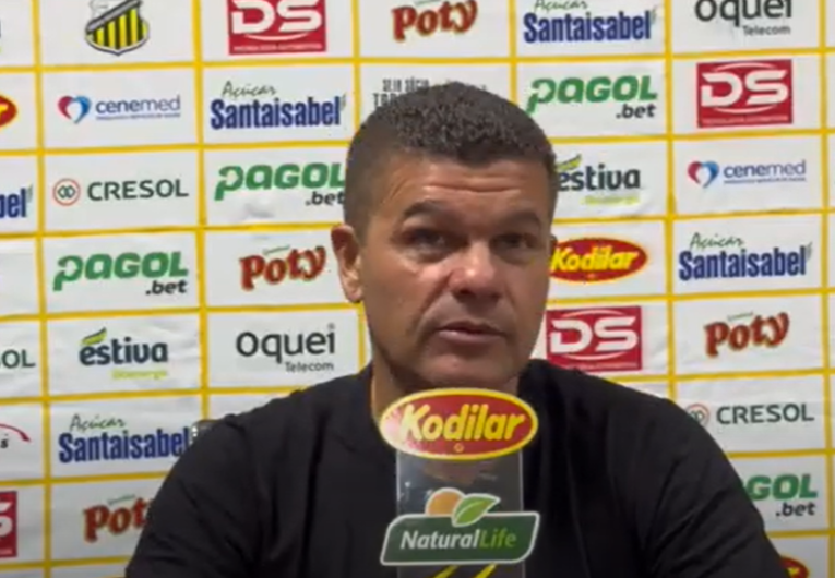 imagem da materia: Louzer diz que equipe precisa