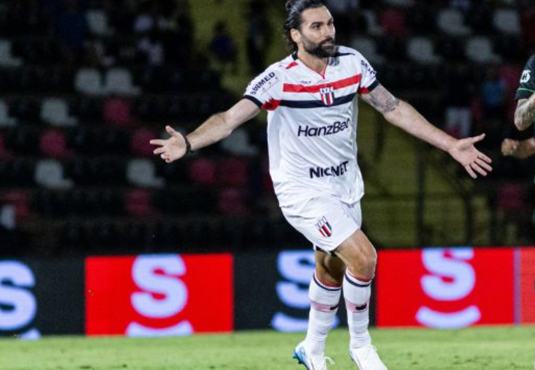 imagem da materia: Lesão de Léo Gamalho preocupa, mas cirurgia é descartada