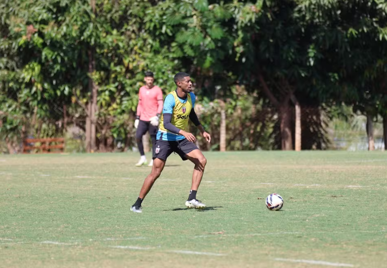 imagem da materia: Botafogo paga multa e Gustavo Vilar pode estrear