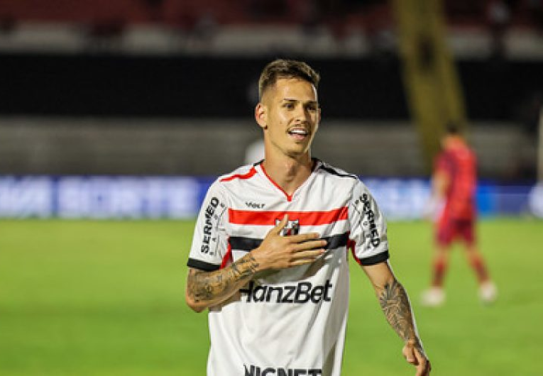 imagem da materia: Marquinho celebra primeiro gol pelo Botafogo-SP