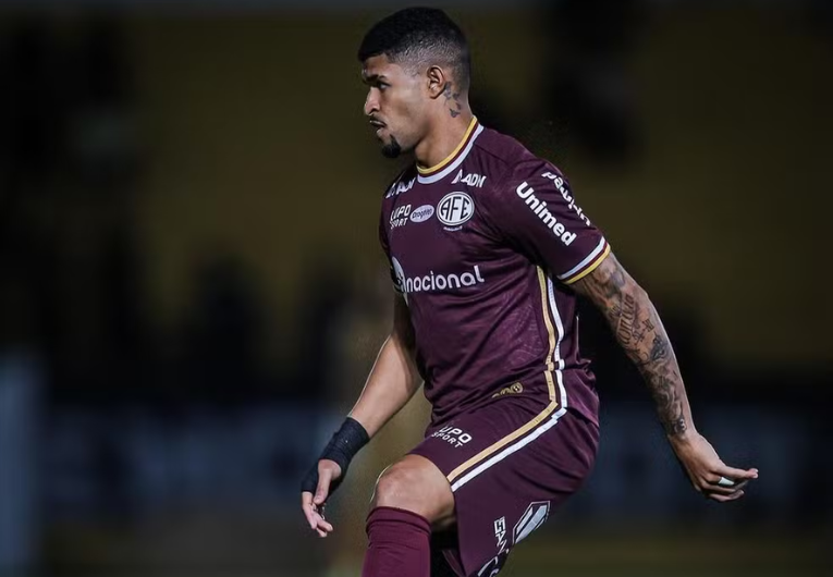 imagem da materia: Edson Lucas celebra primeiro gol na Série B