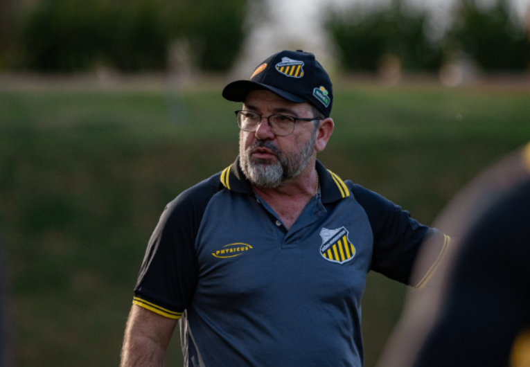 imagem da materia: Enderson pede equilíbrio após estrear com derrota