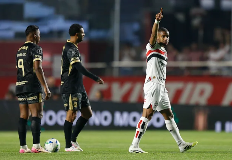 imagem da materia: SPFC bate Atlético nos pênaltis e avança na Libertadores