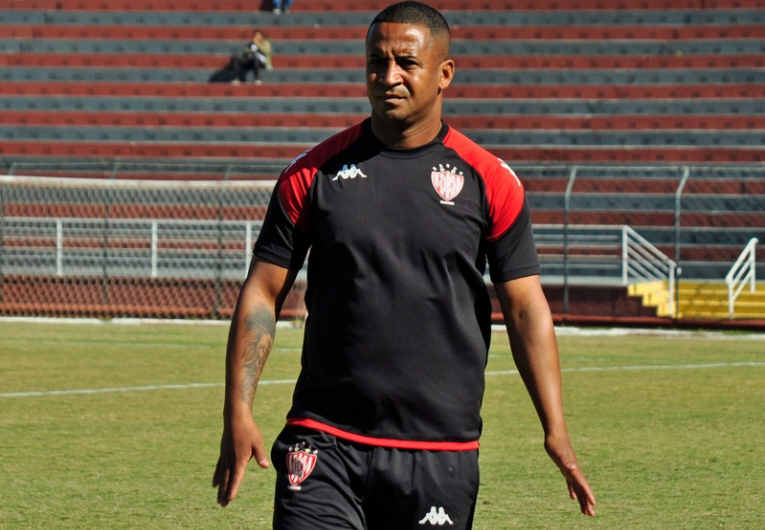 imagem da materia: Pereira vê pressão da torcida como positiva e cobra elenco