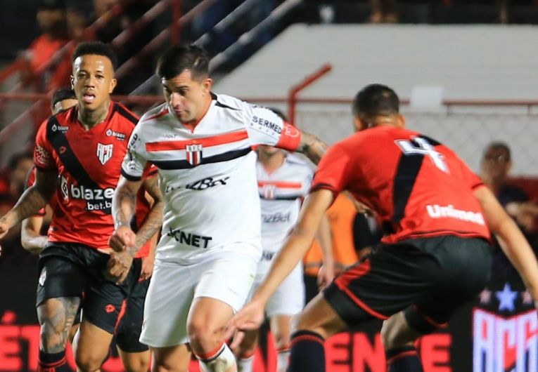 imagem da materia: Botafogo-SP perde para Atlético-GO e permanece no Z4