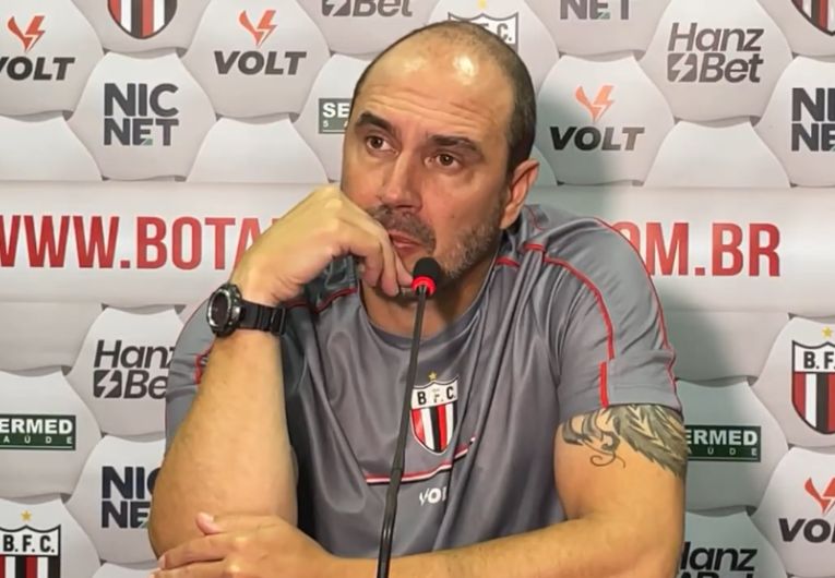 imagem da materia: Allan Aal vê 'lances individuais' como diferença em derrota