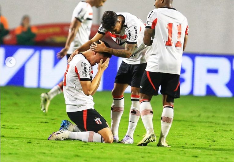 imagem da materia: Botafogo-SP bate líder Goiás fora de casa pela Série B