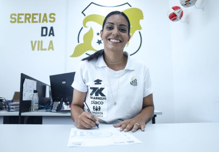 imagem da materia: Santos renova com a meio-campista Suzane