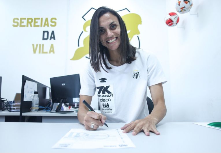 imagem da materia: Santos renova com a zagueira Ana Alice