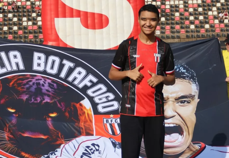 imagem da materia: Pedro Severino, ex-Bragantino, é homenageado pelo Botafogo