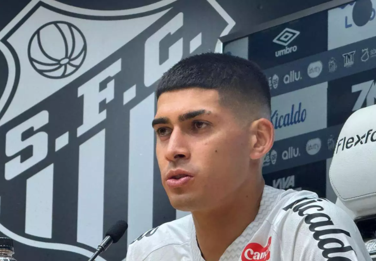 imagem da materia: Santos apresenta seu novo zagueiro, Adonis Frías