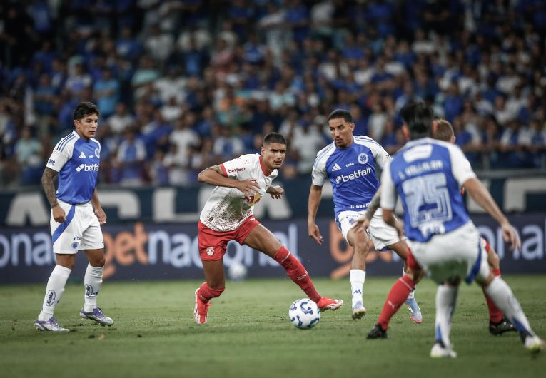 imagem da materia: De virada, Bragantino é derrotado pelo Cruzeiro