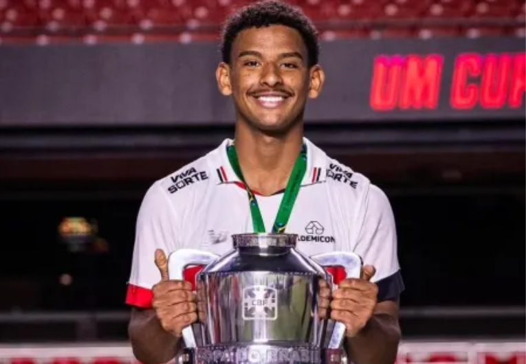 imagem da materia: Volante Hugo, do São Paulo, volta a treinar no gramado