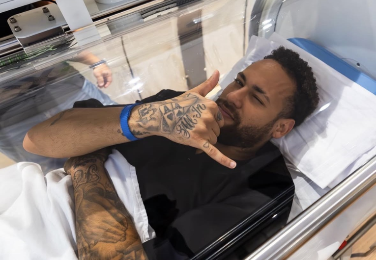 imagem da materia: Neymar começa tratamento e mira retorno em outubro