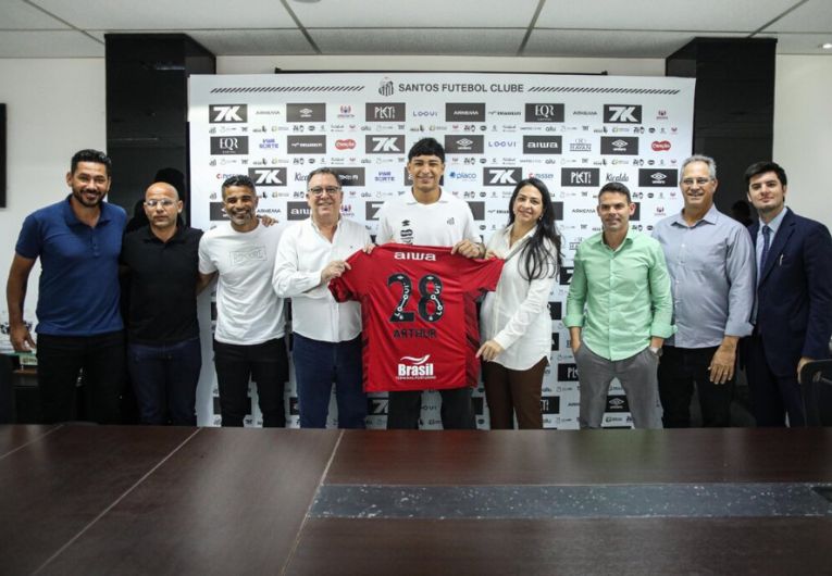 imagem da materia: Santos renova com o goleiro Arthur do Vale, de 16 anos