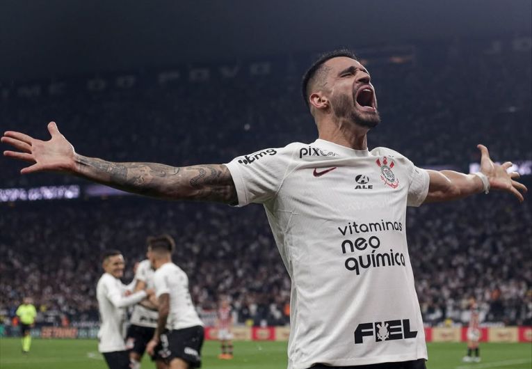 imagem da materia: Renato Augusto escolhe entre Corinthians e Flamengo