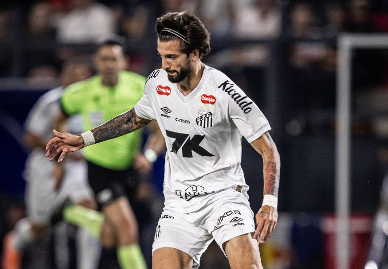 imagem da materia: Lautaro Díaz marca primeiro gol pelo Santos e encerra jejum