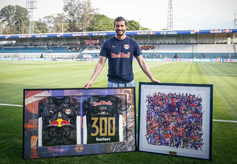 imagem da materia: Cleiton atinge a marca de 300 jogos pelo Bragantino