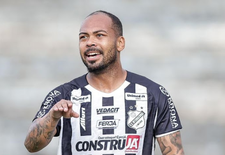 imagem da materia: Claudinho celebra acesso e sonha com título histórico