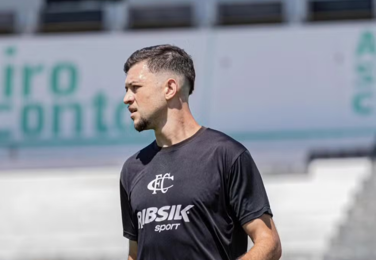 imagem da materia: Polivalente, Christopher brilha e marca gol da vitória