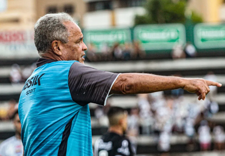 imagem da materia: Roberval Davino adota cautela nas substituições do Comercial