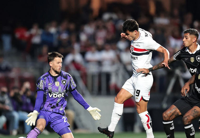 imagem da materia: Com gol de Dinenno, São Paulo vence Botafogo em duelo direto