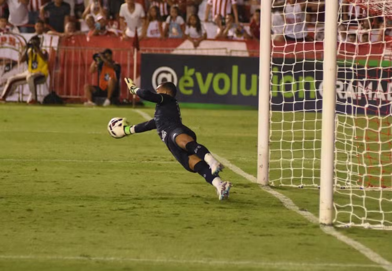 imagem da materia: Dalberson comemora defesa de pênalti em vitória do Guarani