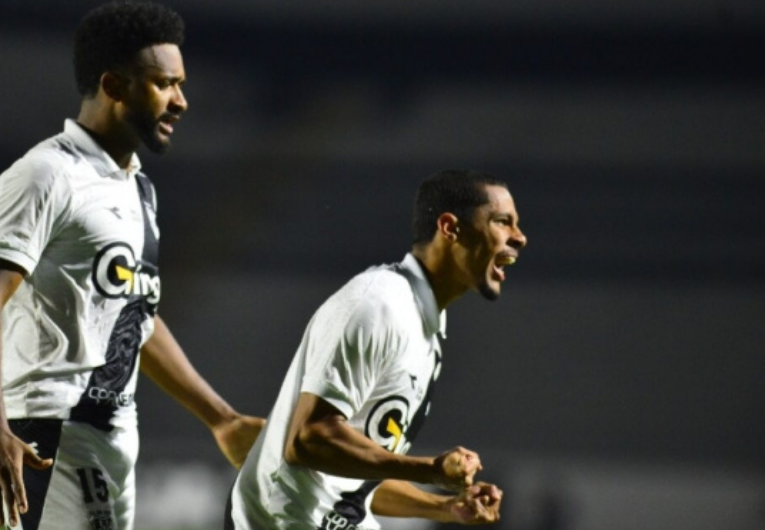 imagem da materia: Jovem da base da Ponte Preta celebra momento: