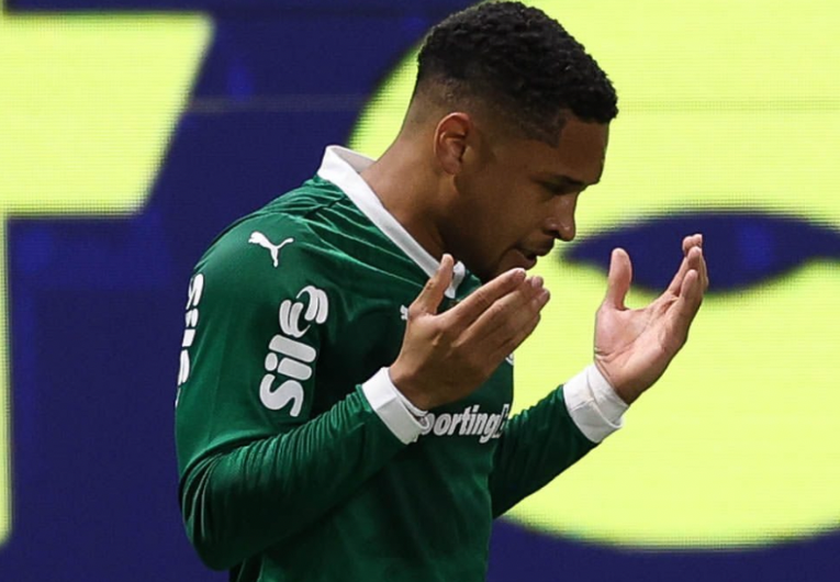 imagem da materia: Palmeiras goleia Internacional com três gols de Vitor Roque