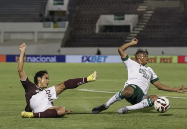 imagem da materia: Ferroviária empata com o Goiás com golaço espírita no final