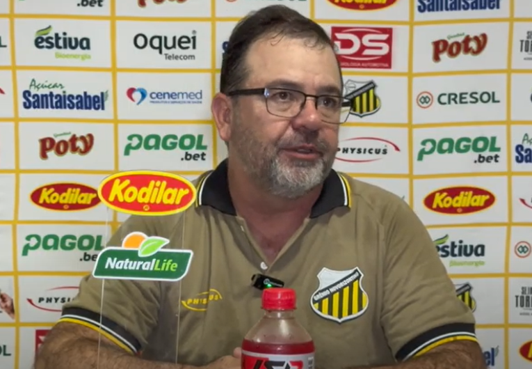 imagem da materia: Enderson Moreira valoriza vitória e pede pés no chão