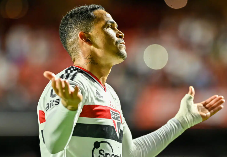 imagem da materia: Luciano vira alvo de críticas após sequência negativa