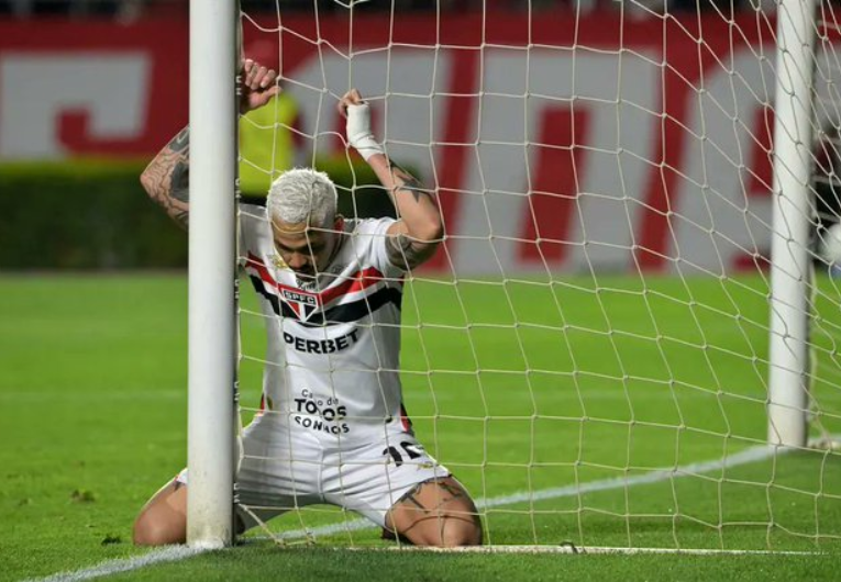 imagem da materia: São Paulo perde para LDU e é eliminado da Copa Libertadores