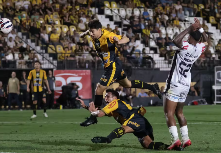 imagem da materia: Óscar Ruiz celebra segundo gol com a camisa do Novorizontino