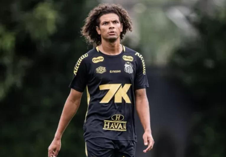 imagem da materia: Willian Arão volta ao Santos após quase dois meses fora