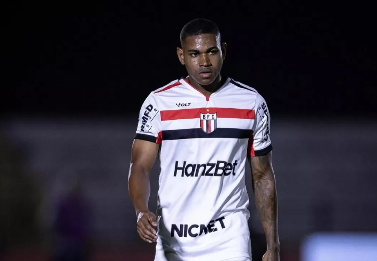 imagem da materia: Na luta contra o Z-4, Jefferson Nem pede reação do Botafogo