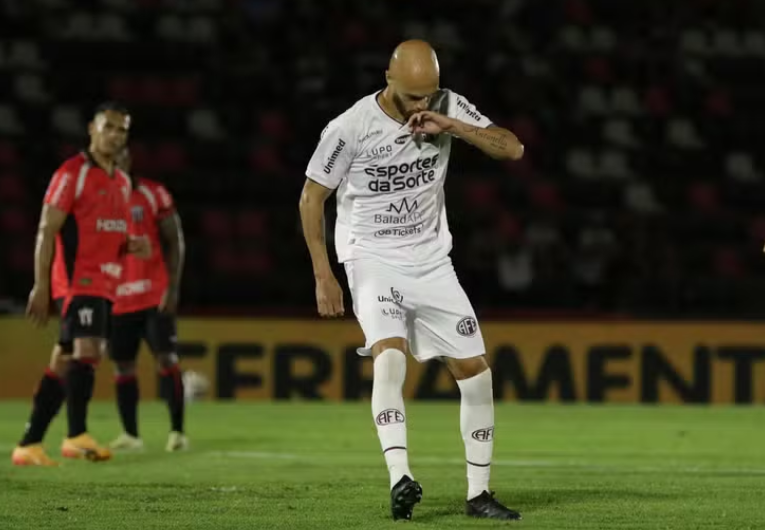 imagem da materia: Carlão encerra jejum e volta a marcar pela Ferroviária