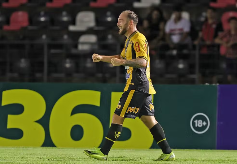 imagem da materia: Bruno José comemora primeiro gol na Série B