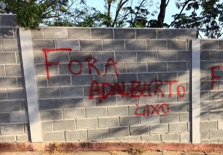 imagem da materia: Torcida do Botafogo-SP protesta com pichações em muros