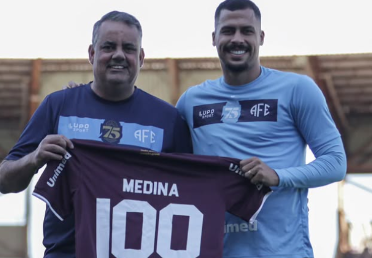 imagem da materia: Medina completa 100 jogos e recebe camisa da Ferroviária