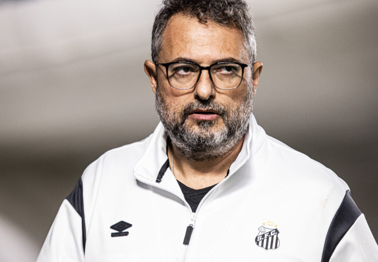 imagem da materia: Santos busca volante no mercado, mas sem pressa por reforço