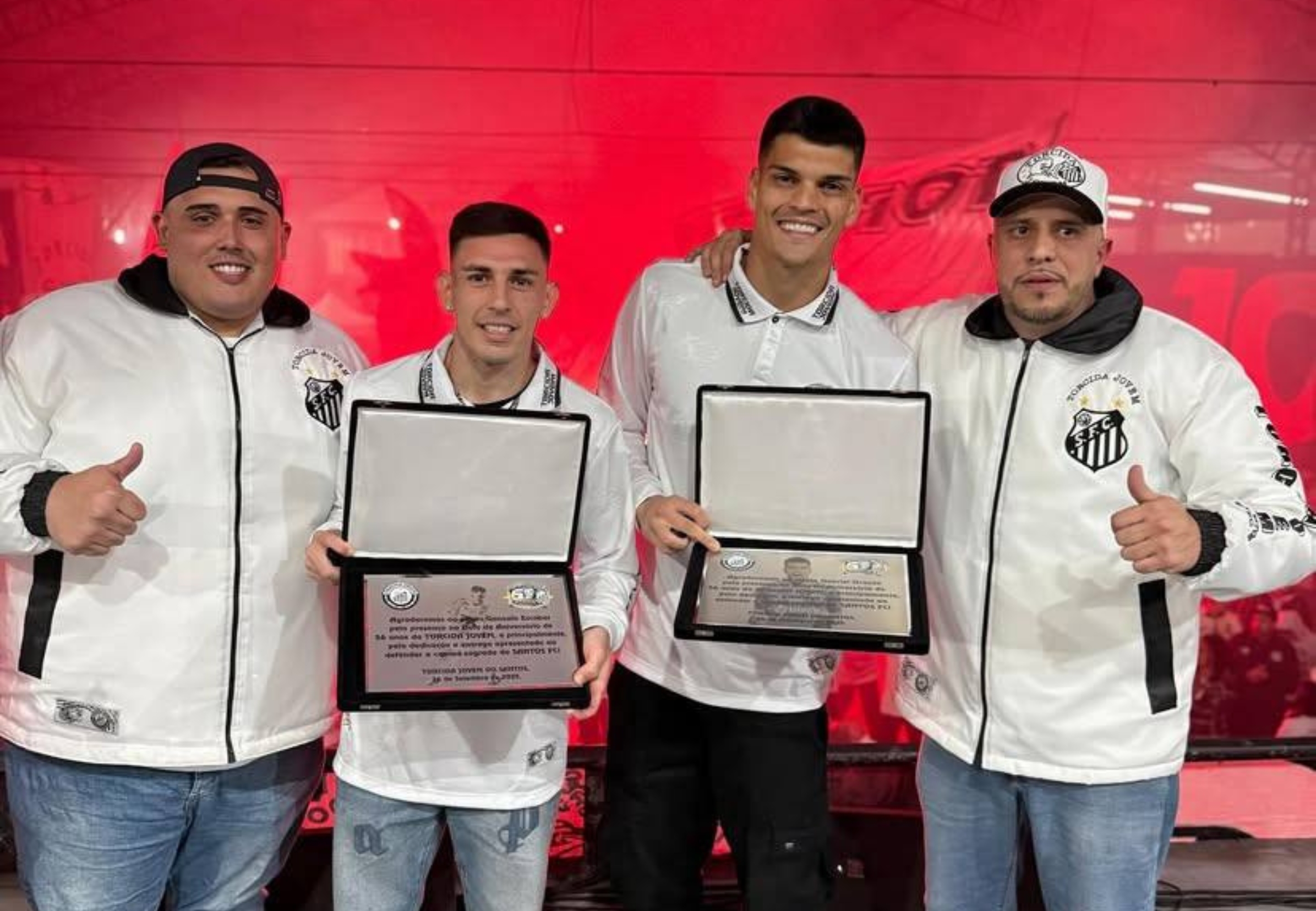 imagem da materia: Escobar e Brazão recebem homenagem da Torcida Jovem