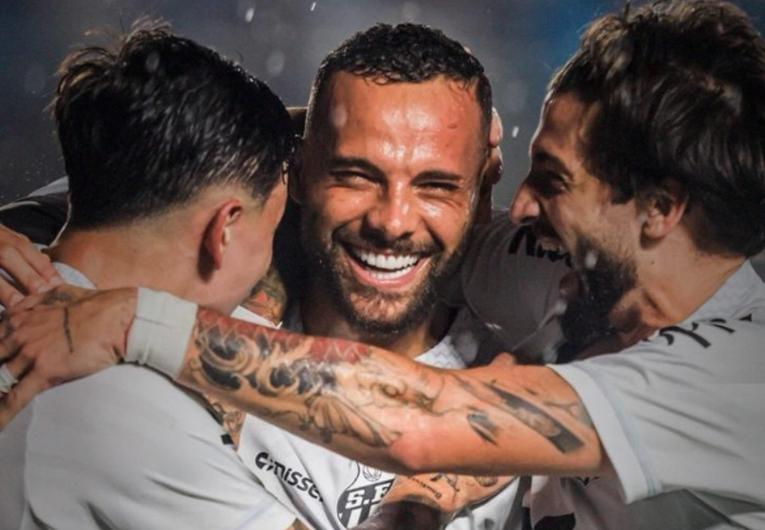 imagem da materia: Santos finaliza cinco vezes mais e vence o São Paulo na Vila