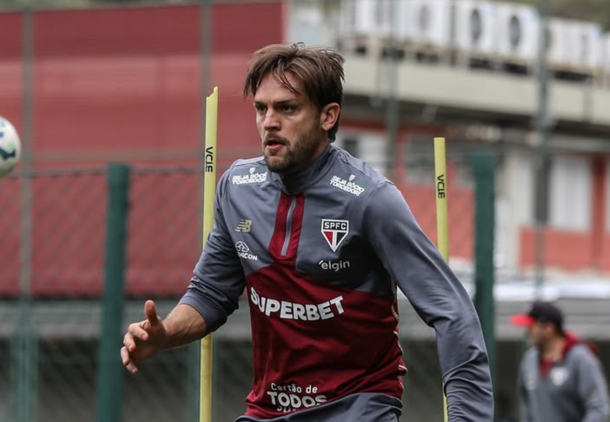 imagem da materia: Rafael Tolói pode ser titular contra o Botafogo