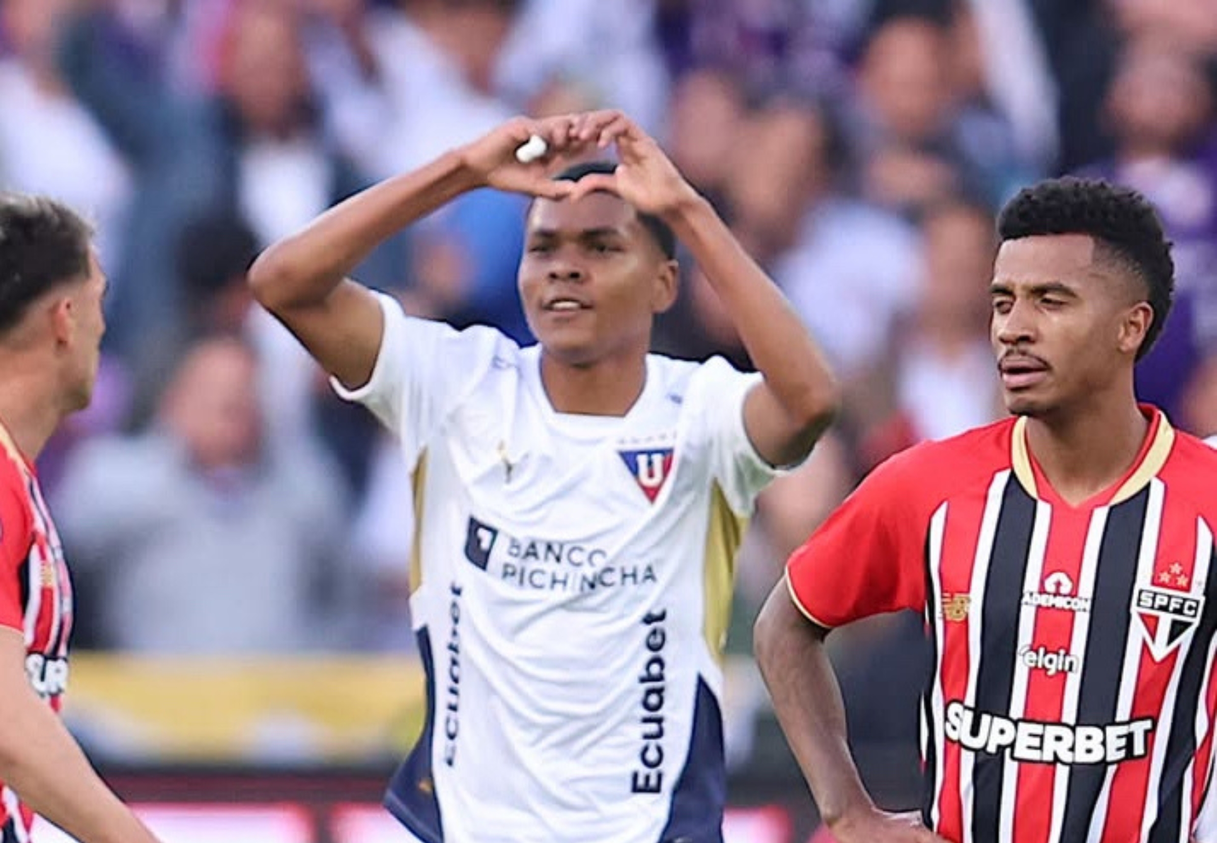 imagem da materia: São Paulo perde para a LDU e sai em desvantagem por 2 a 0