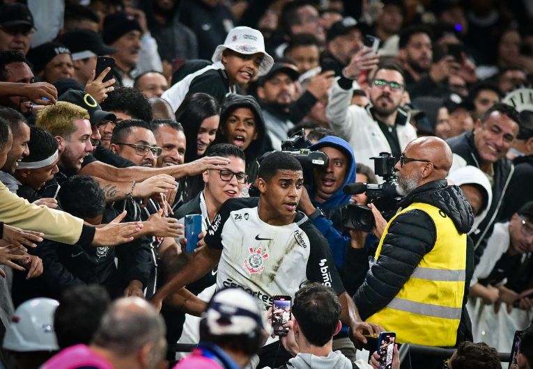 imagem da materia: Gui Negão brilha e Corinthians vence Athletico-PR