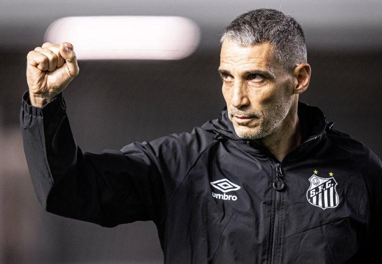 imagem da materia: Vojvoda exalta elenco do Santos após vitória no clássico